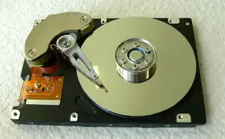 在虚拟机中添加一块20g的scsi磁盘,建立一个10g主分区，虚拟机中添加10GB SCSI硬盘及主分区配置全流程指南