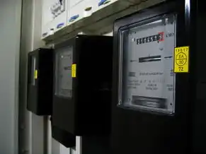 一个显示器能接两个主机吗，双主机共享显示器的技术解析与实用指南